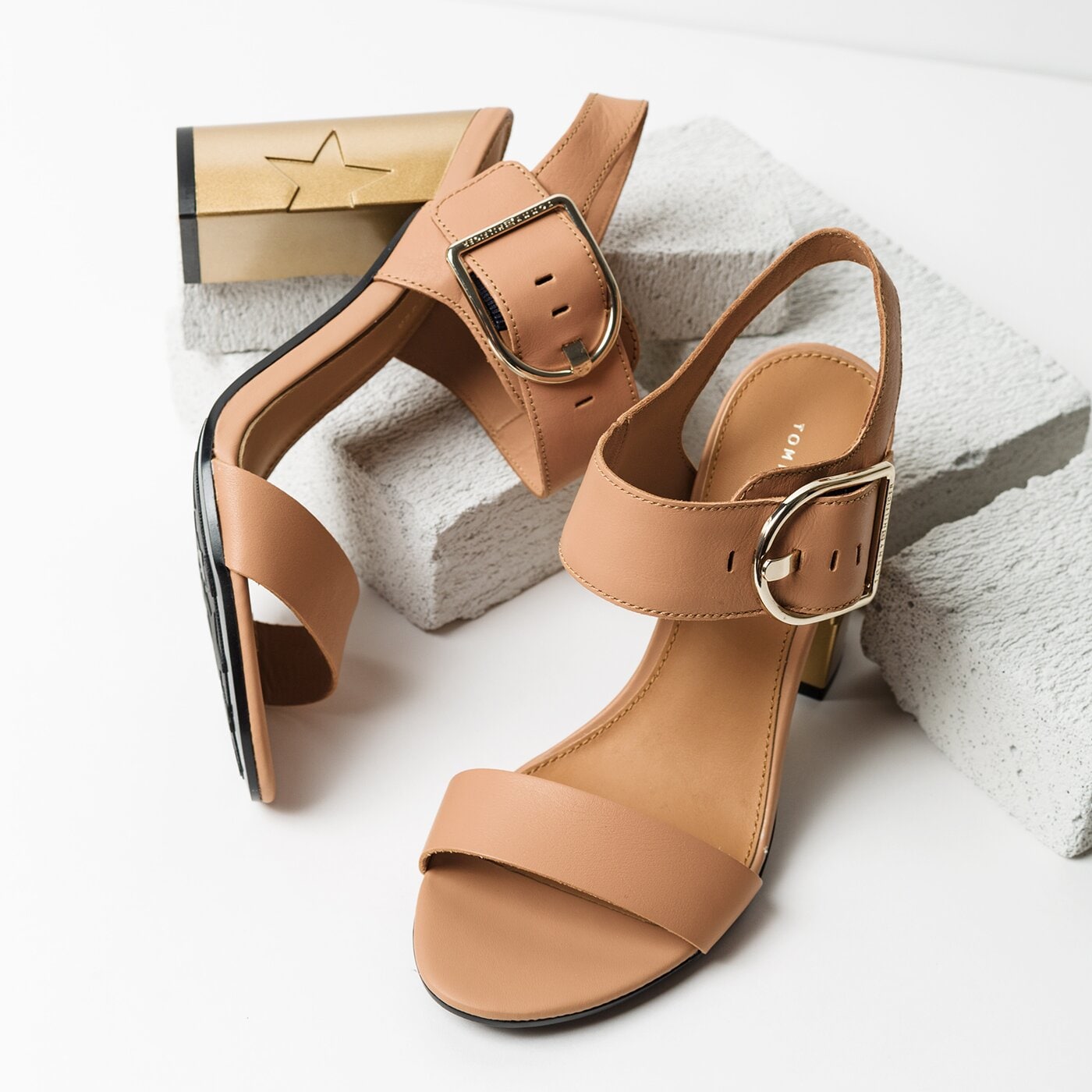 Damskie sandały TOMMY HILFIGER FEMININE HEEL OVERSIZED BUCKLE fw0fw02578297 kolor beżowy