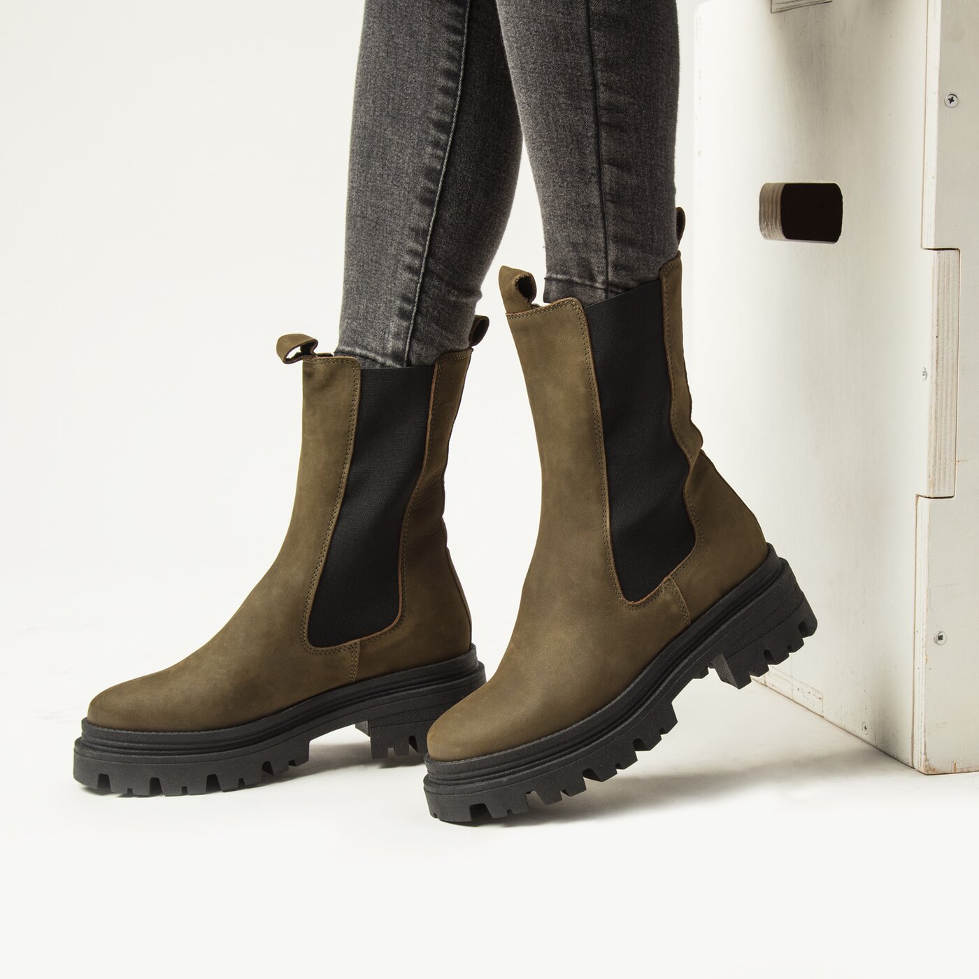 Damskie botki / sztyblety TAMARIS CHELSEA MID 45 OLIVE 1-1-25498-29-722 kolor khaki