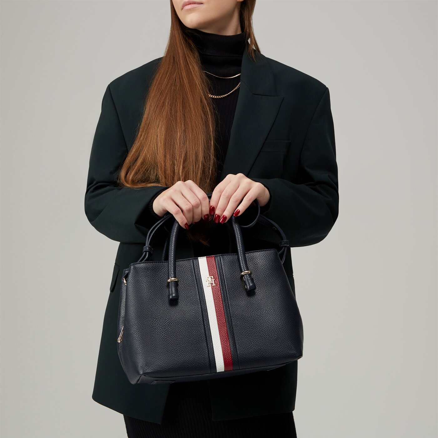 Damska torebka TOMMY HILFIGER TOREBKA TH EMBLEM SATCHEL CORP aw0aw15286dw6 kolor granatowy