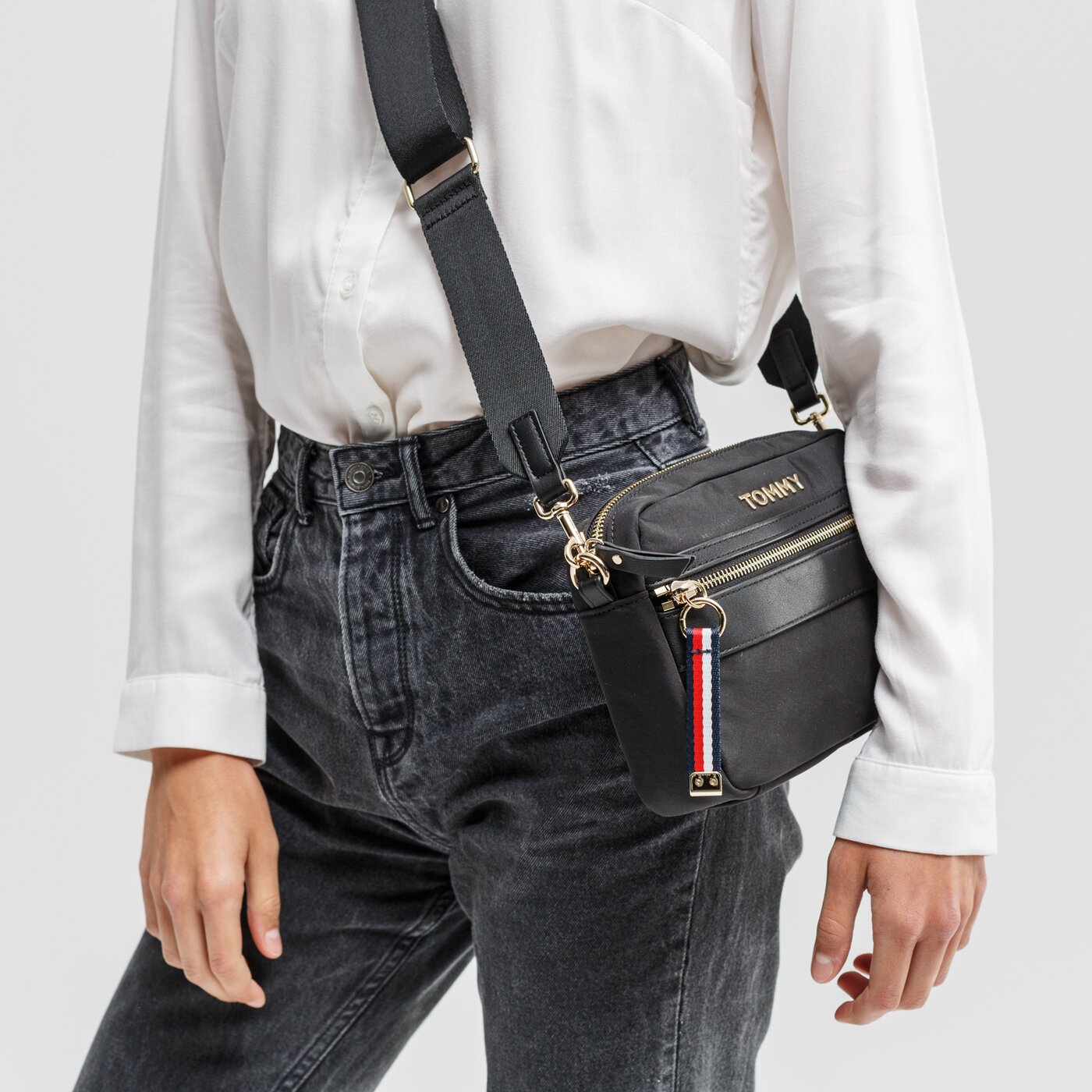 Damska torebka TOMMY HILFIGER TOREBKA NYLON CROSSOVER aw0aw08510bds kolor czarny