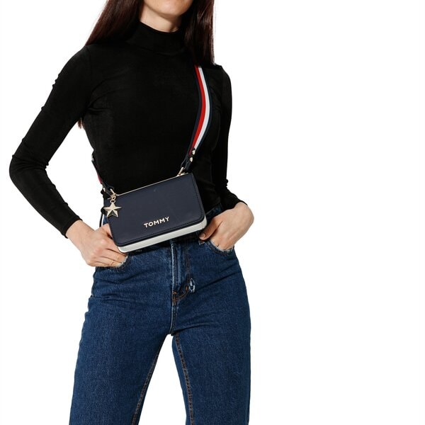Damska torebka TOMMY HILFIGER TOREBKA TOMMY STATEMENT CROSSOVER aw0aw06438901 kolor granatowy