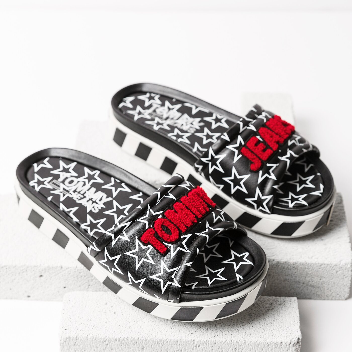 Damskie klapki TOMMY HILFIGER CORP. TOMMY JEANS SLIDE FLATFORM en0en00107990 kolor czarny