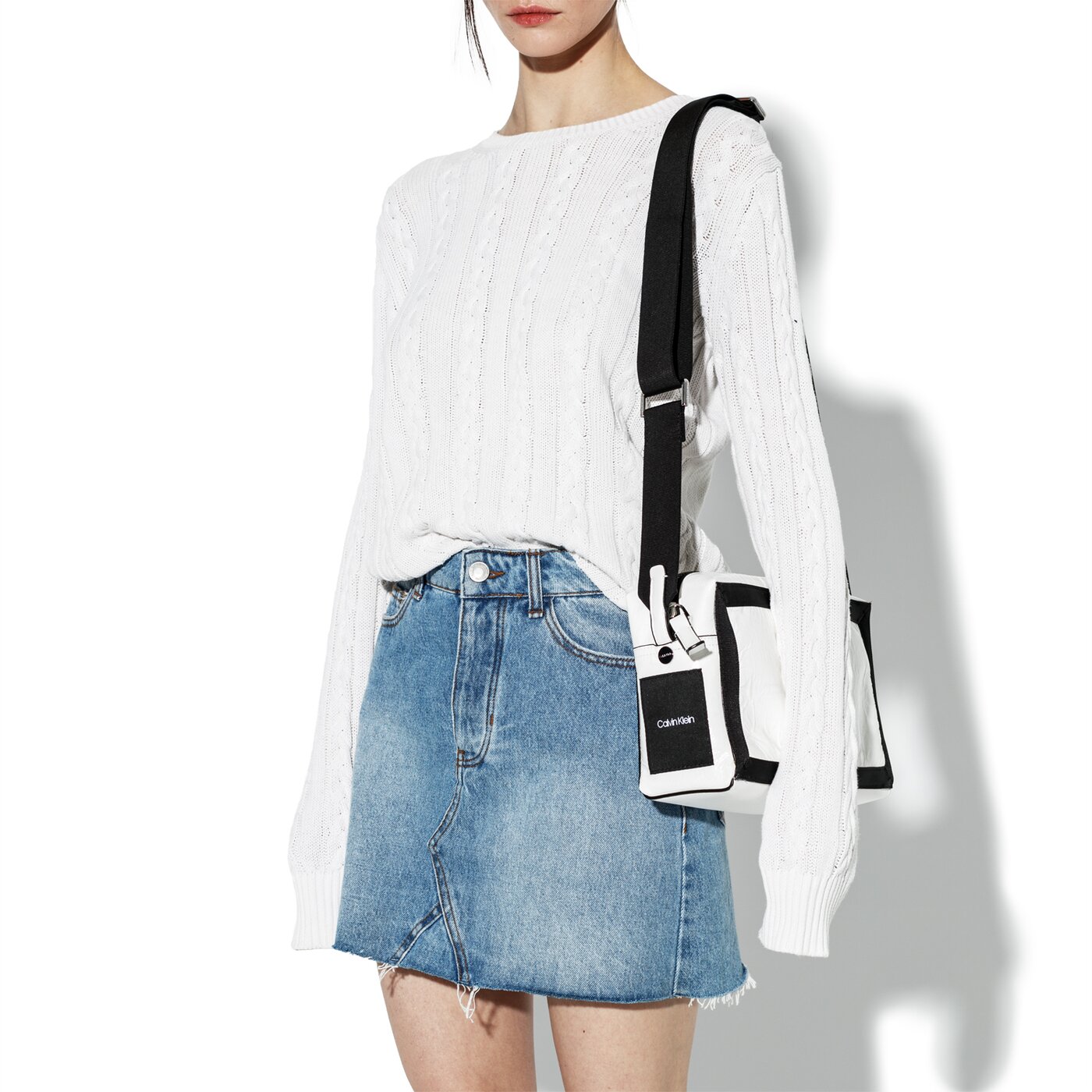 Damska torebka CALVIN KLEIN TOREBKA OUTLINE MEDIUM CROSSBODY k60k604820102 kolor biały