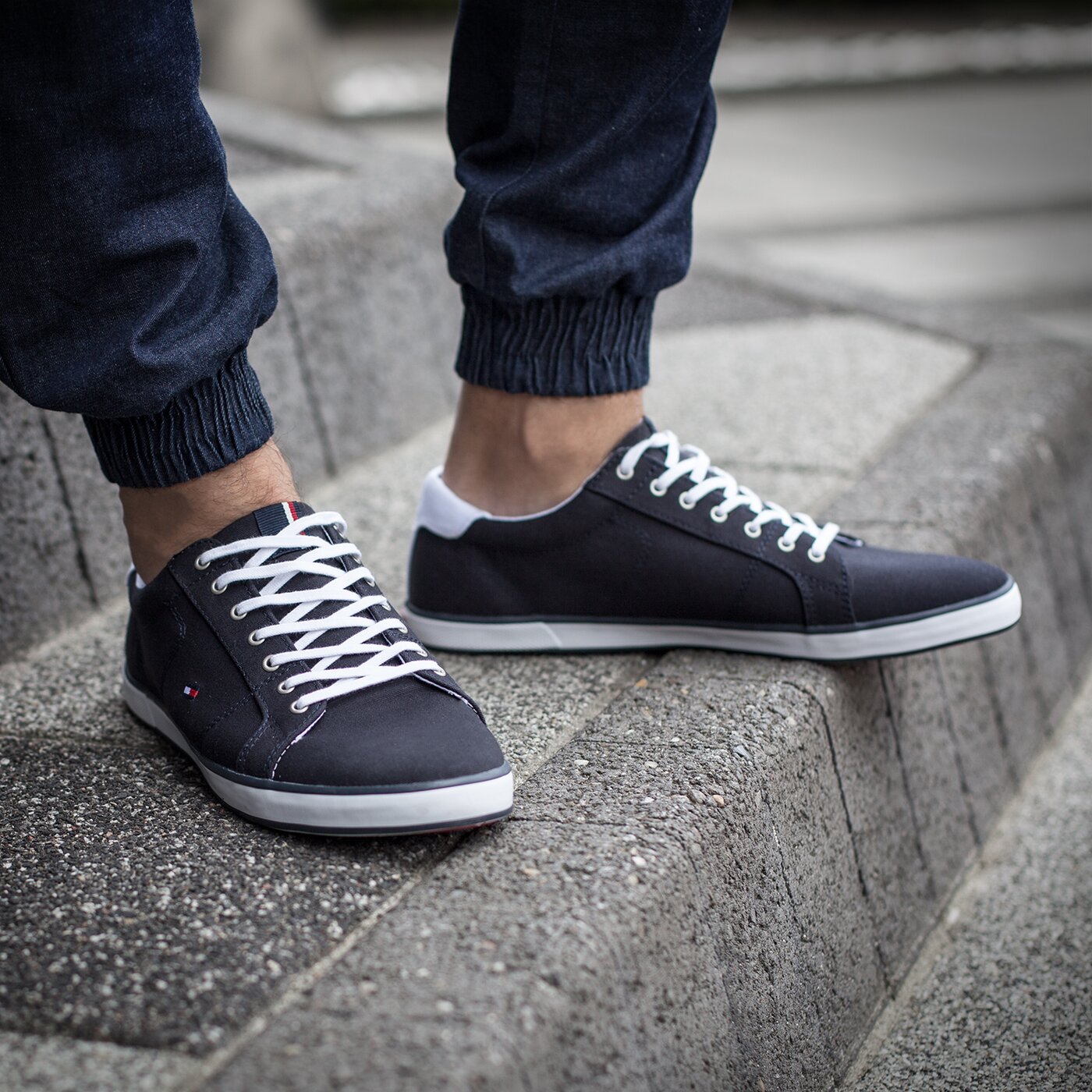 Męskie trampki TOMMY HILFIGER HARLOW 1D fm56820892403 kolor granatowy