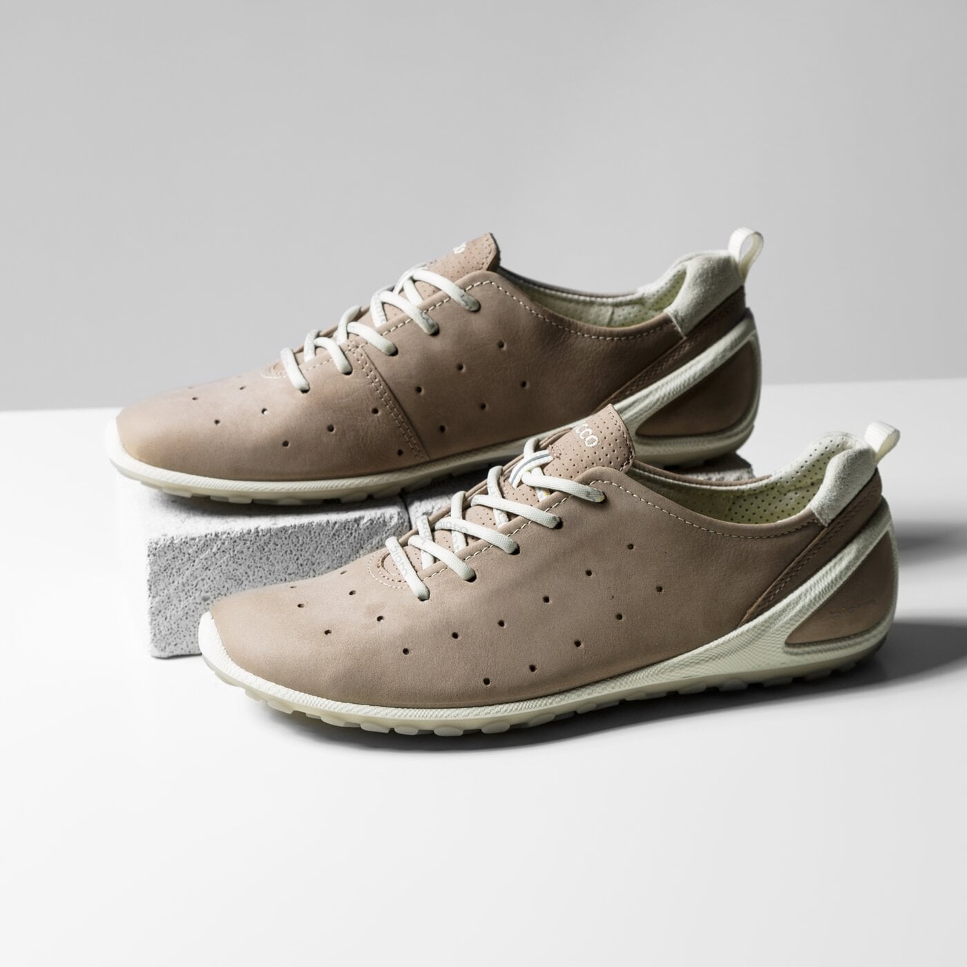 Damskie półbuty ECCO BIOM LITE 80200358664 kolor beżowy