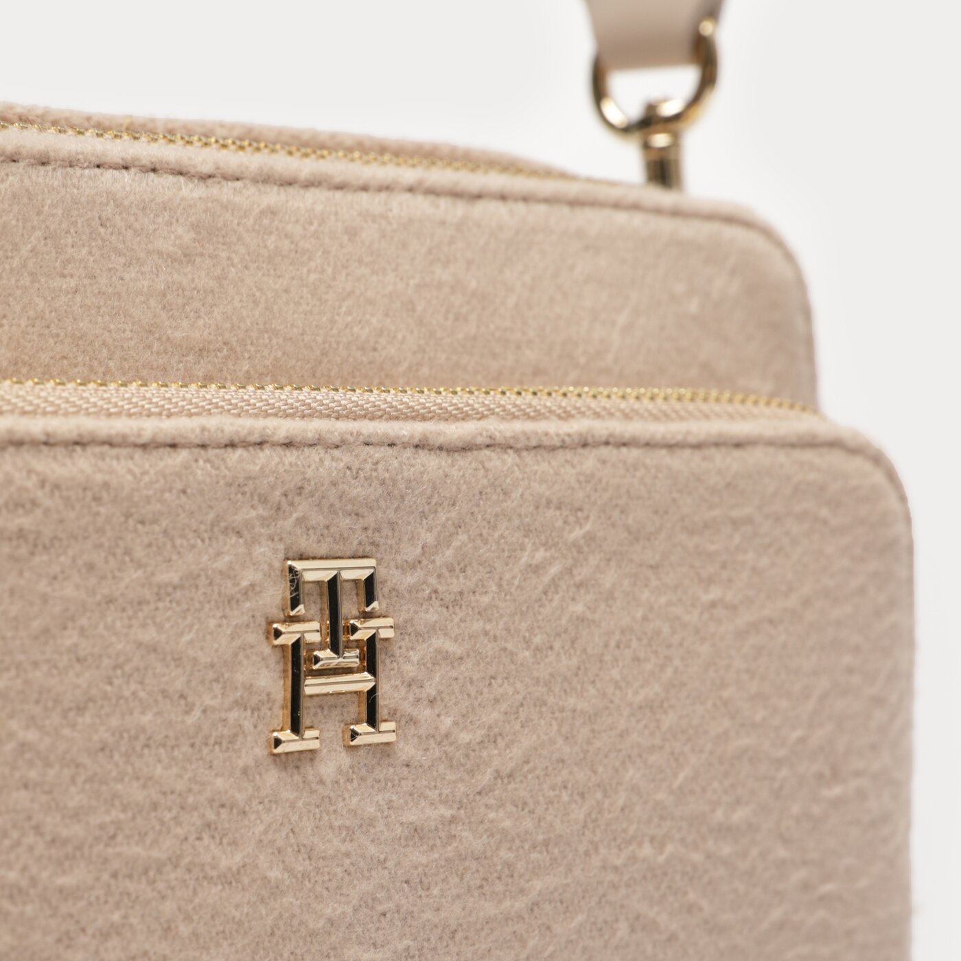 Damska torebka TOMMY HILFIGER TOREBKA ICONIC TOMMY CAMERA BAG WOOL aw0aw15879abo kolor beżowy