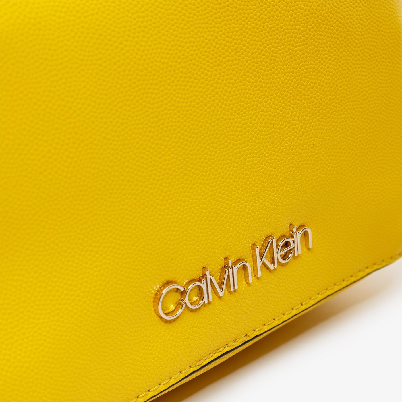 Damska torebka CALVIN KLEIN TOREBKA MUST CAMERABAG CAV k60k606650za2 kolor żółty