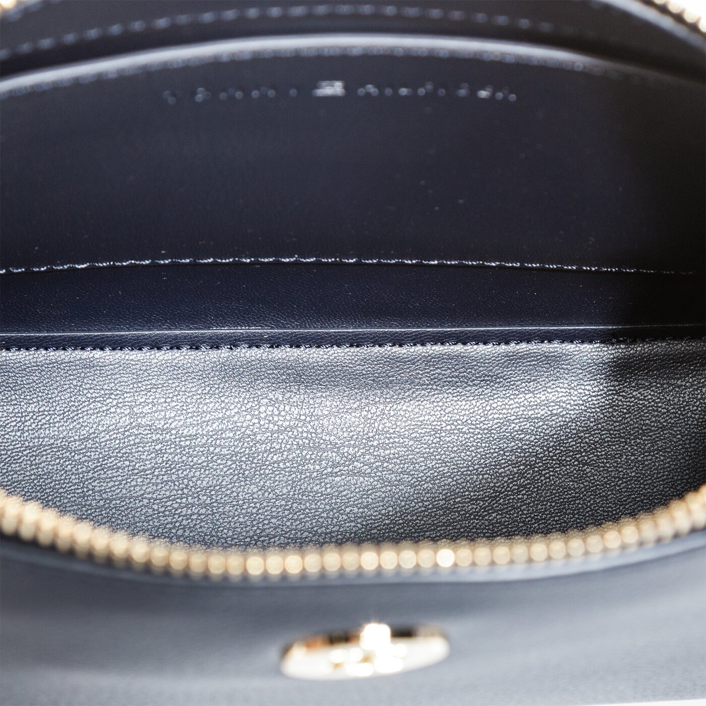 Damska torebka TOMMY HILFIGER TOREBKA CHARMING CROSSOVER aw0aw08157cjm kolor granatowy