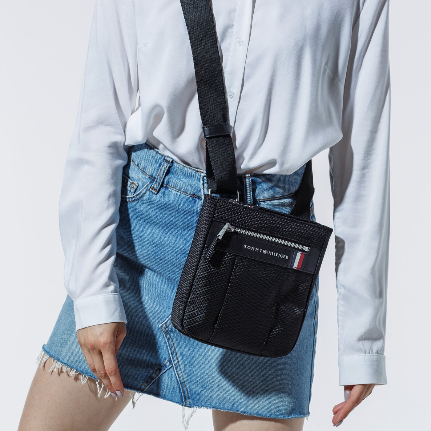 TOMMY HILFIGER TORBA ELEVATED NYLON MINI CROSSOVER am0am05811bds kolor czarny