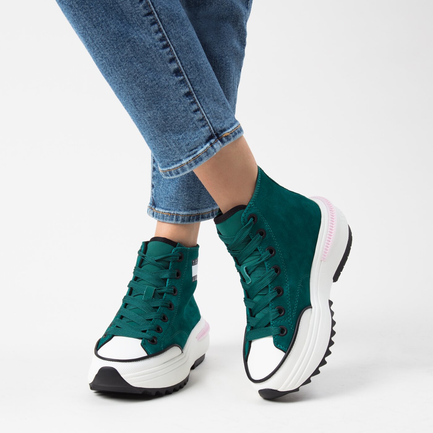 Damskie sneakersy (buty) TOMMY HILFIGER TOMMY JEANS NUBUK MID RUN CLEAT en0en01982l6o kolor zielony