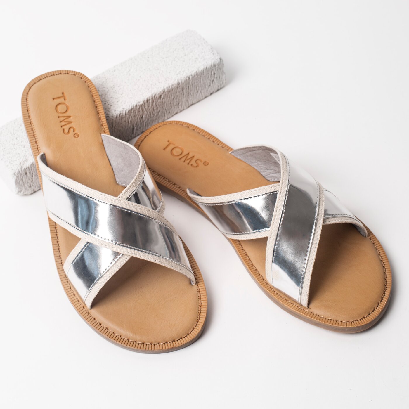 Damskie klapki TOMS SPECCHIO WOMEN'S VIV SANDAL 10011771 kolor srebrny