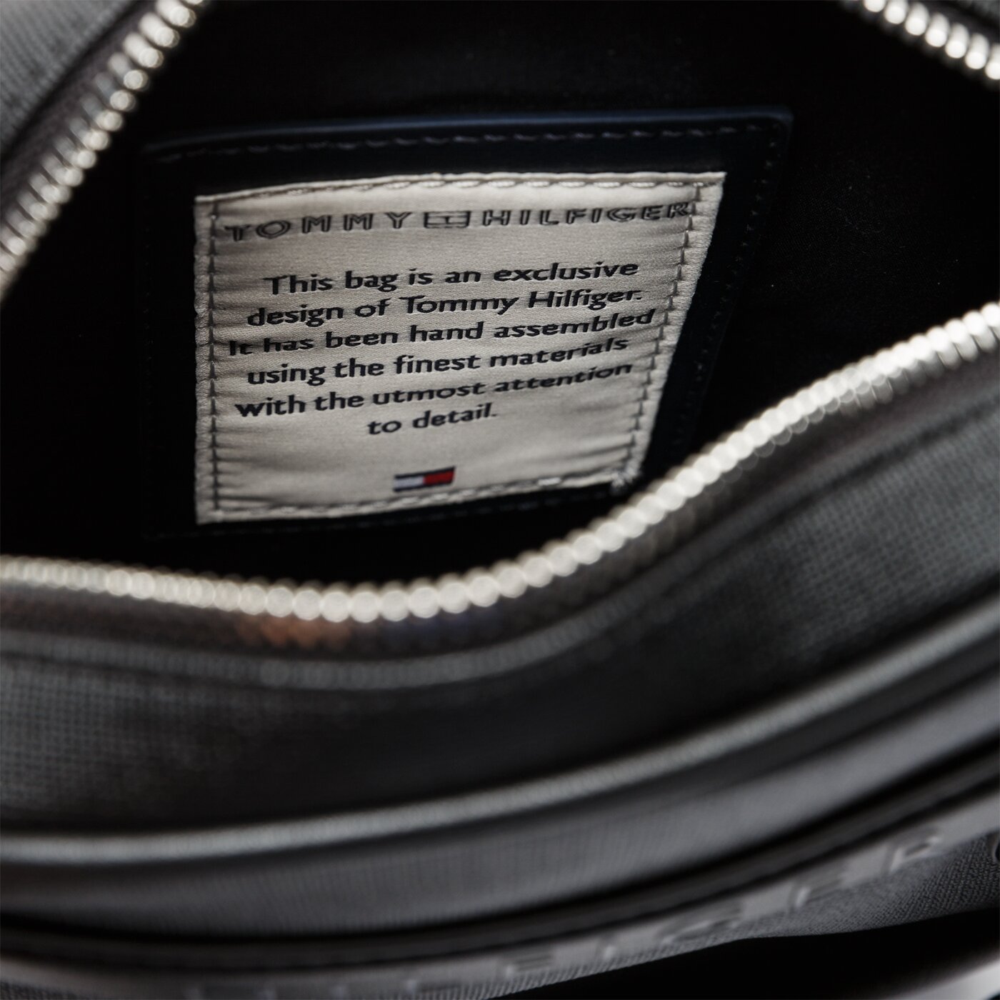 TOMMY HILFIGER TORBA COATED CANVAS MINI REPORTER am0am04772002 kolor czarny