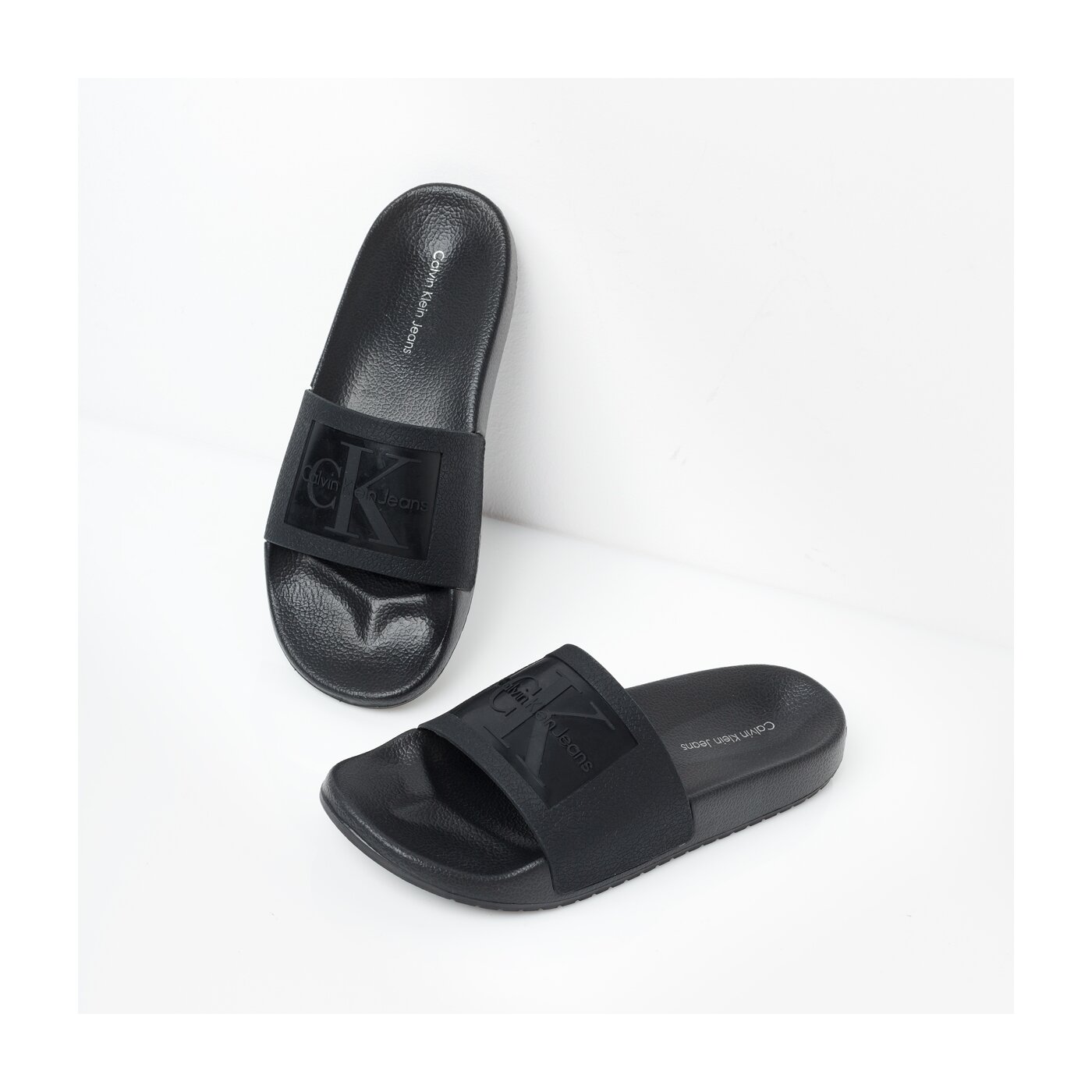 Damskie klapki CALVIN KLEIN CHRISTIE r8837001 kolor czarny