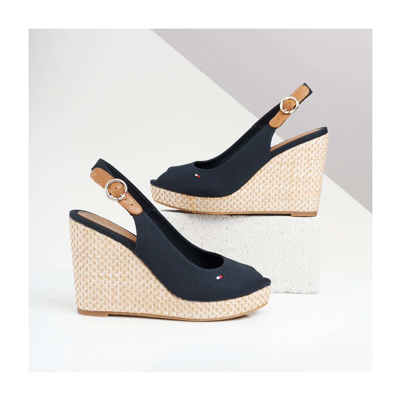 Damskie sandały TOMMY HILFIGER ELENA 57D2 ICONIC ELENA BASIC SLING BACK fw0fw04082403 kolor granatowy