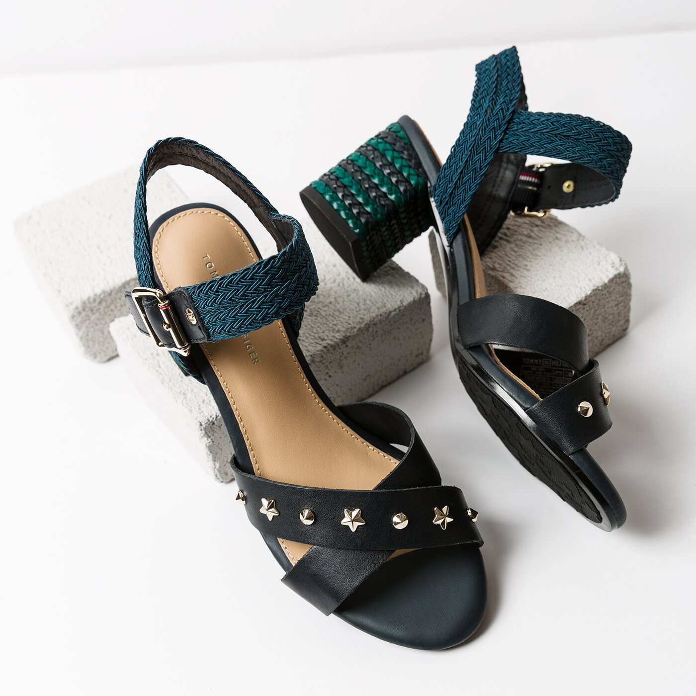 Damskie sandały TOMMY HILFIGER MID HEEL SANDAL STAR STUDS fw0fw02819403 kolor granatowy