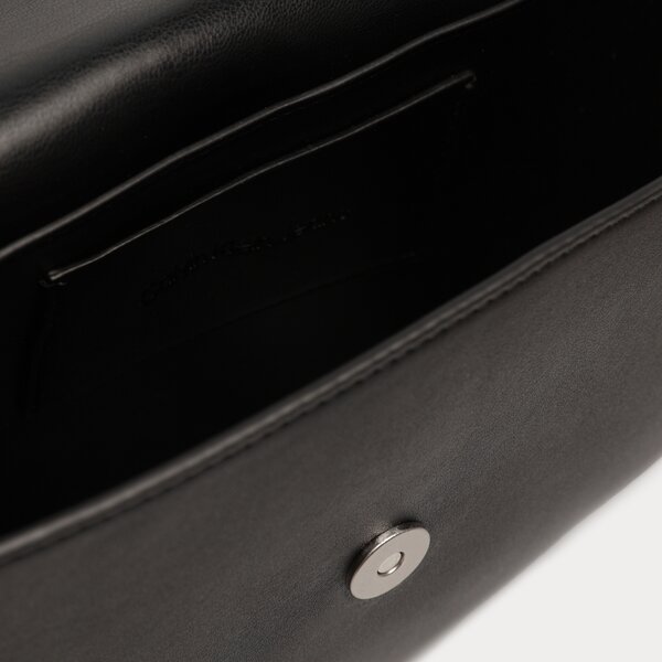 Damska torebka CALVIN KLEIN TOREBKA SCULPTED SADDLE BAG22 MONO k60k61122301f kolor czarny