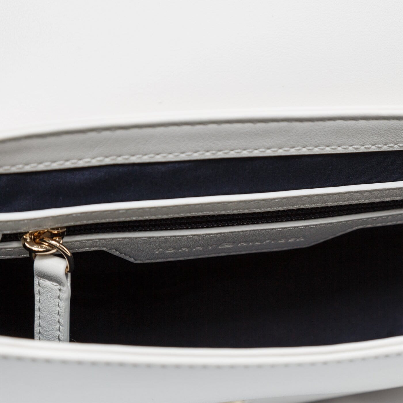 Damska torebka TOMMY HILFIGER TOREBKA STAPLE SADDLE aw0aw08226yaf kolor biały