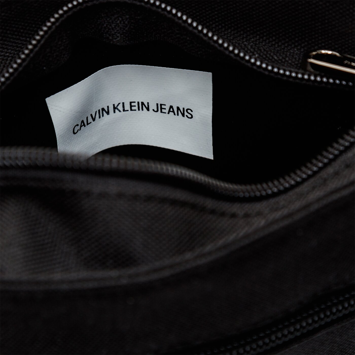 CALVIN KLEIN TORBA SPORT ESSENTIALS MICROFLATPK k50k505565bds kolor czarny