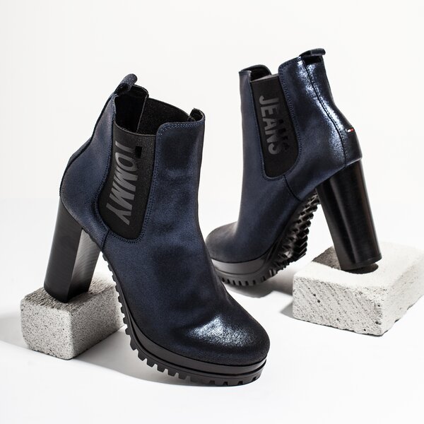 Damskie botki / sztyblety TOMMY HILFIGER METALLIC HEELED CHELSEA BOOT en0en00250403 kolor granatowy
