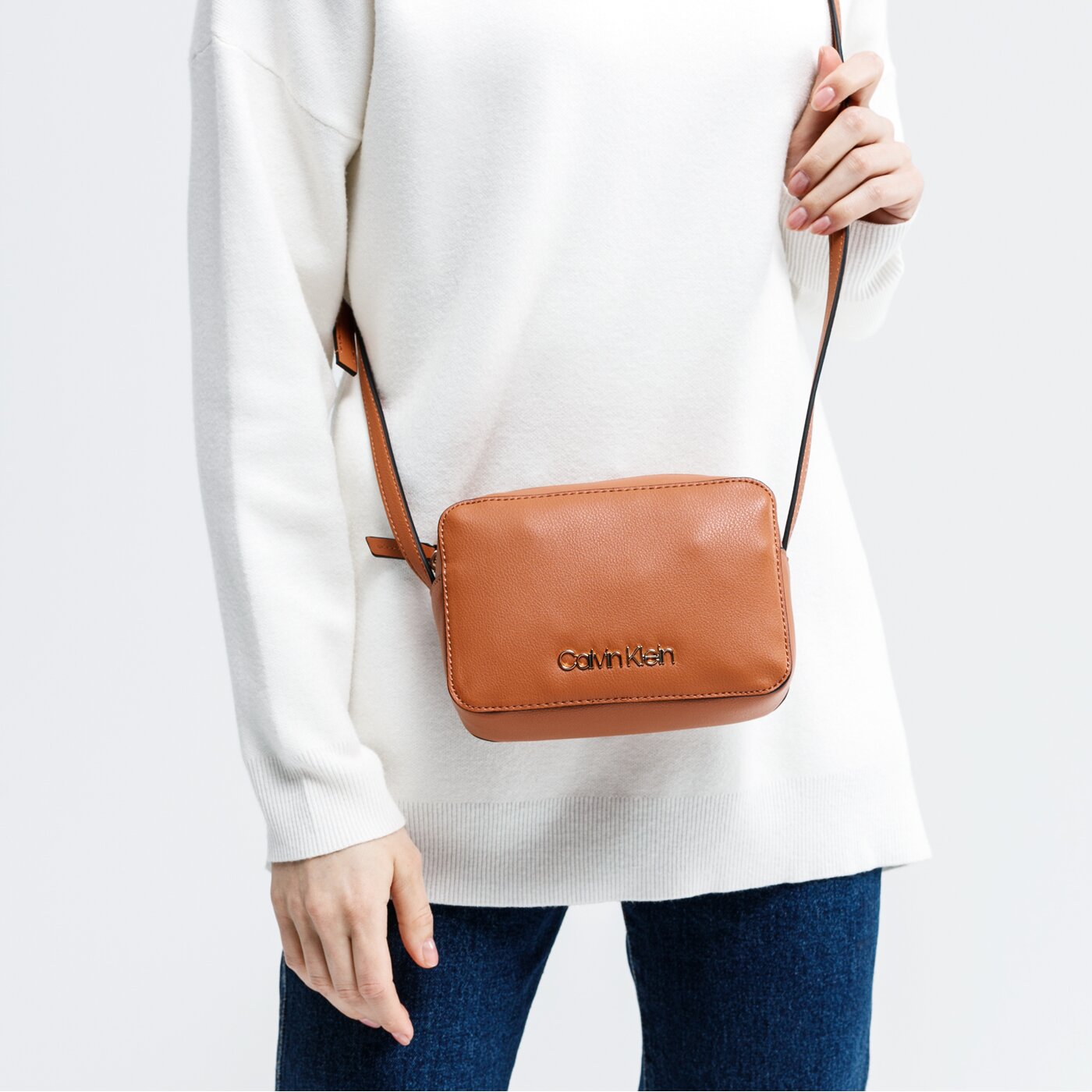 Damska torebka CALVIN KLEIN TOREBKA MUST CAMERABAG k60k606330gae kolor brązowy