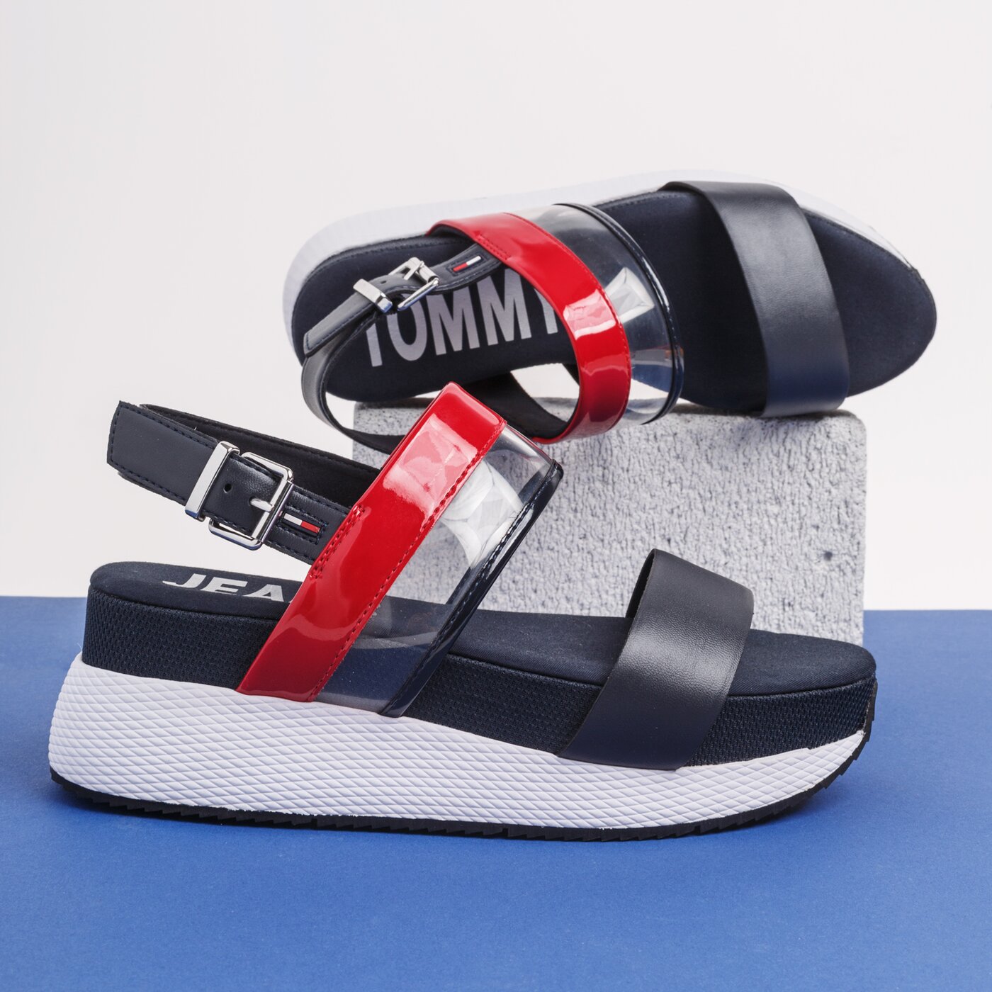 Damskie sandały TOMMY HILFIGER ONIKA 4C TRANSPARENT RWB HYBRID SANDAL en0en00443020 kolor granatowy