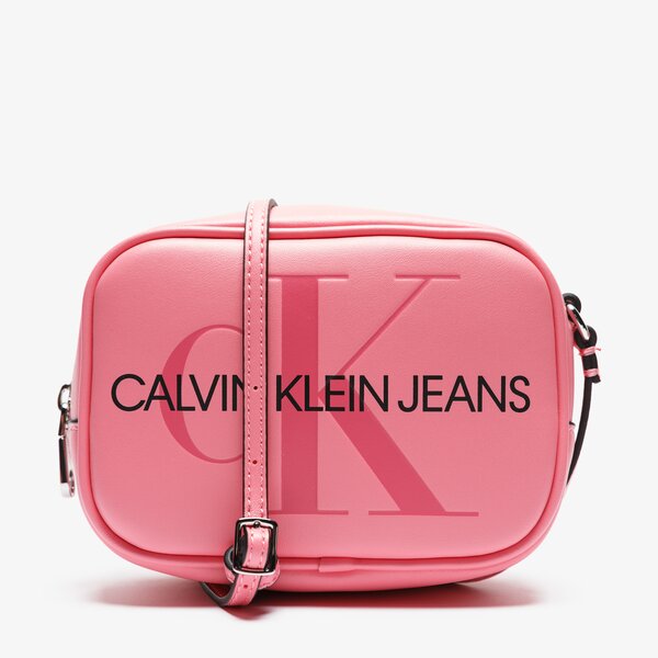 Damska torebka CALVIN KLEIN TOREBKA SCULPTED MONOGRAM CAMERA BAG k60k605524637 kolor różowy