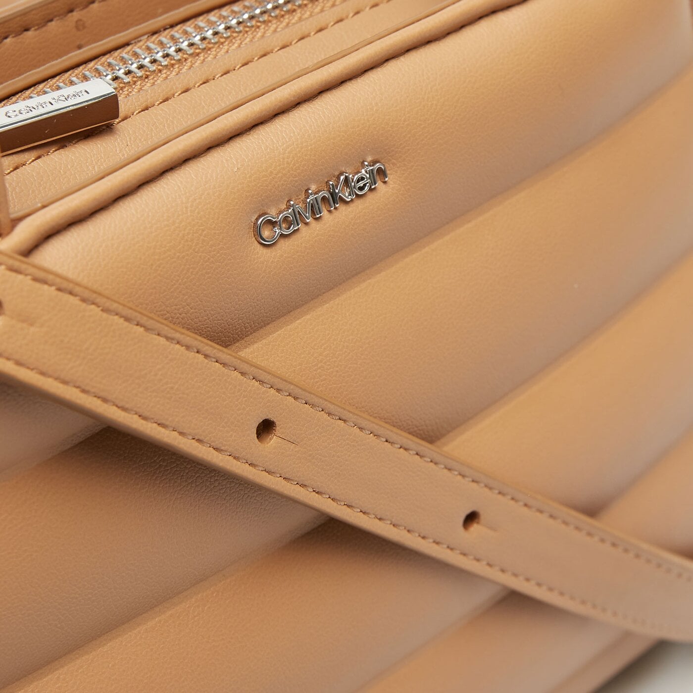 Damska torebka CALVIN KLEIN TOREBKA CK LINEAR CROSSBODY SAFFIANO k60k612116gdb kolor beżowy