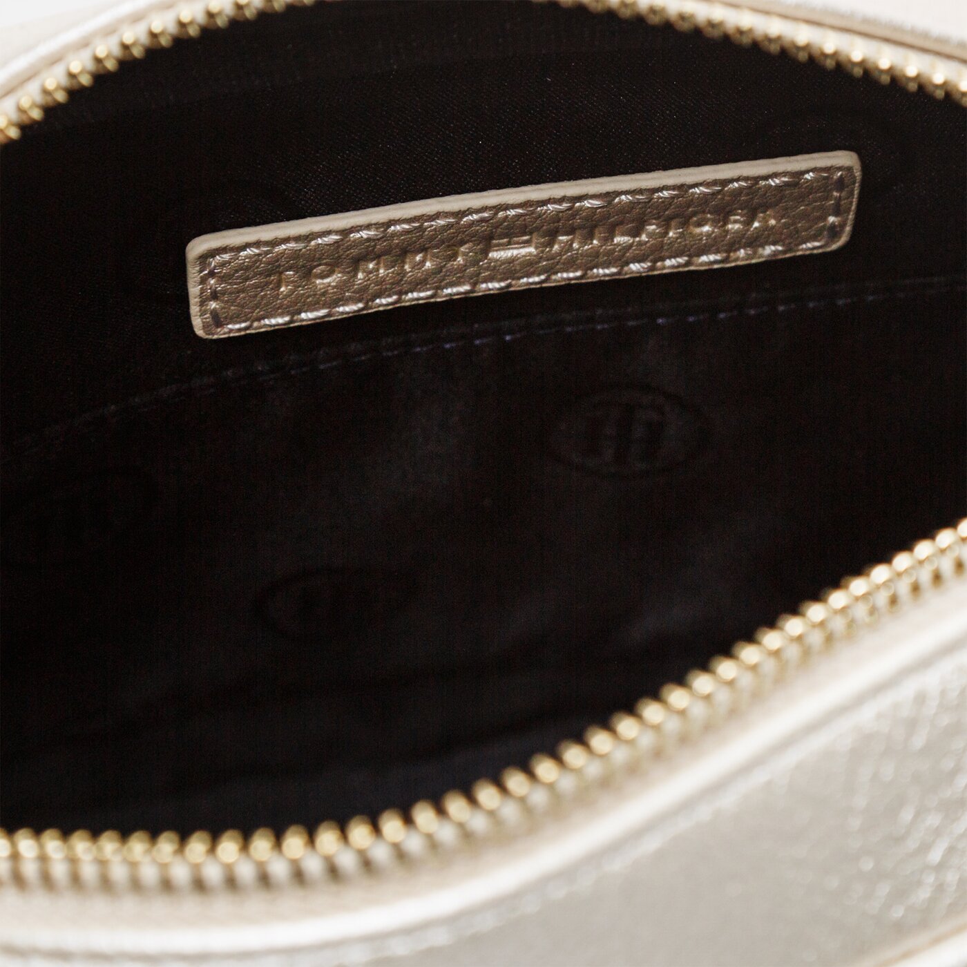 Damska torebka TOMMY HILFIGER TOREBKA CHIC CAMERA BAG METALLIC aw0aw083140k5 kolor srebrny