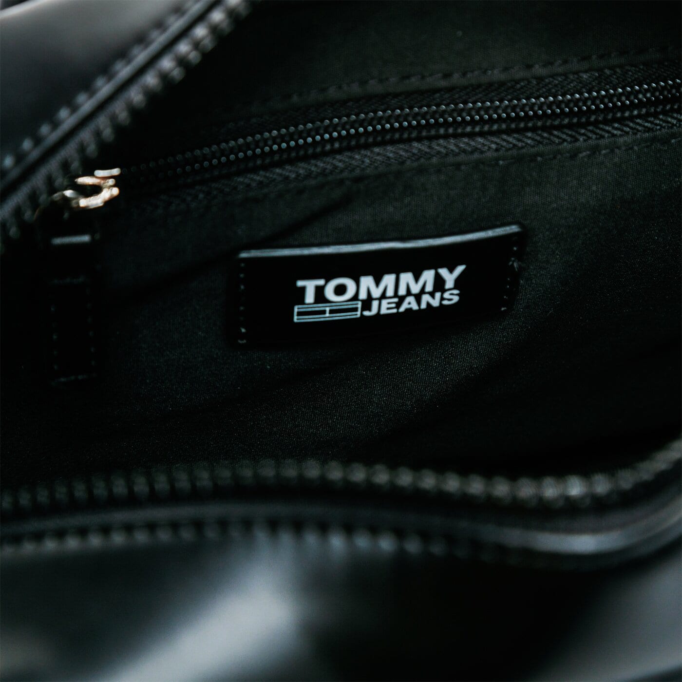 Damska torebka TOMMY HILFIGER TOREBKA TJW NEW GEN SATCHEL aw0aw08567bds kolor czarny