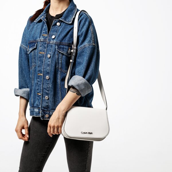 Damska torebka CALVIN KLEIN TOREBKA SLIDE SADDLE BAG k60k605065107 kolor biały