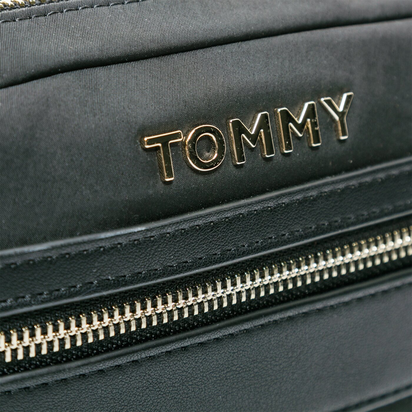 Damska torebka TOMMY HILFIGER TOREBKA NYLON CROSSOVER aw0aw08510bds kolor czarny