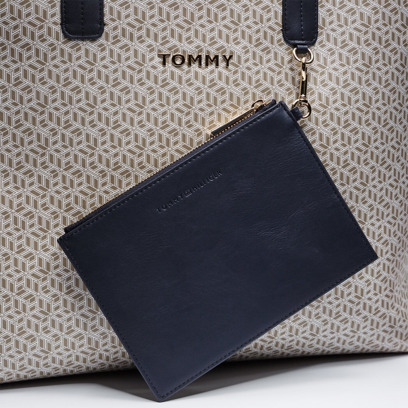 Damska torebka TOMMY HILFIGER TOREBKA ICONIC TOTE MONOGRAM aw0aw08318aep kolor multicolor