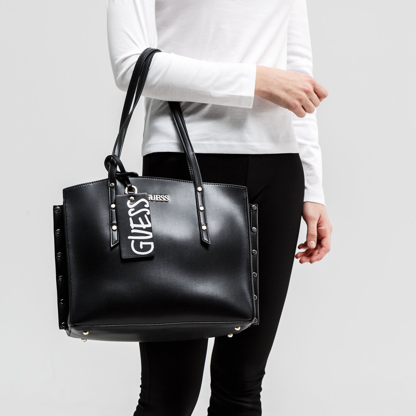 Damska torebka GUESS TOREBKA TIA GIRLFRIEND CARRYALL hwvg7880230bla kolor czarny