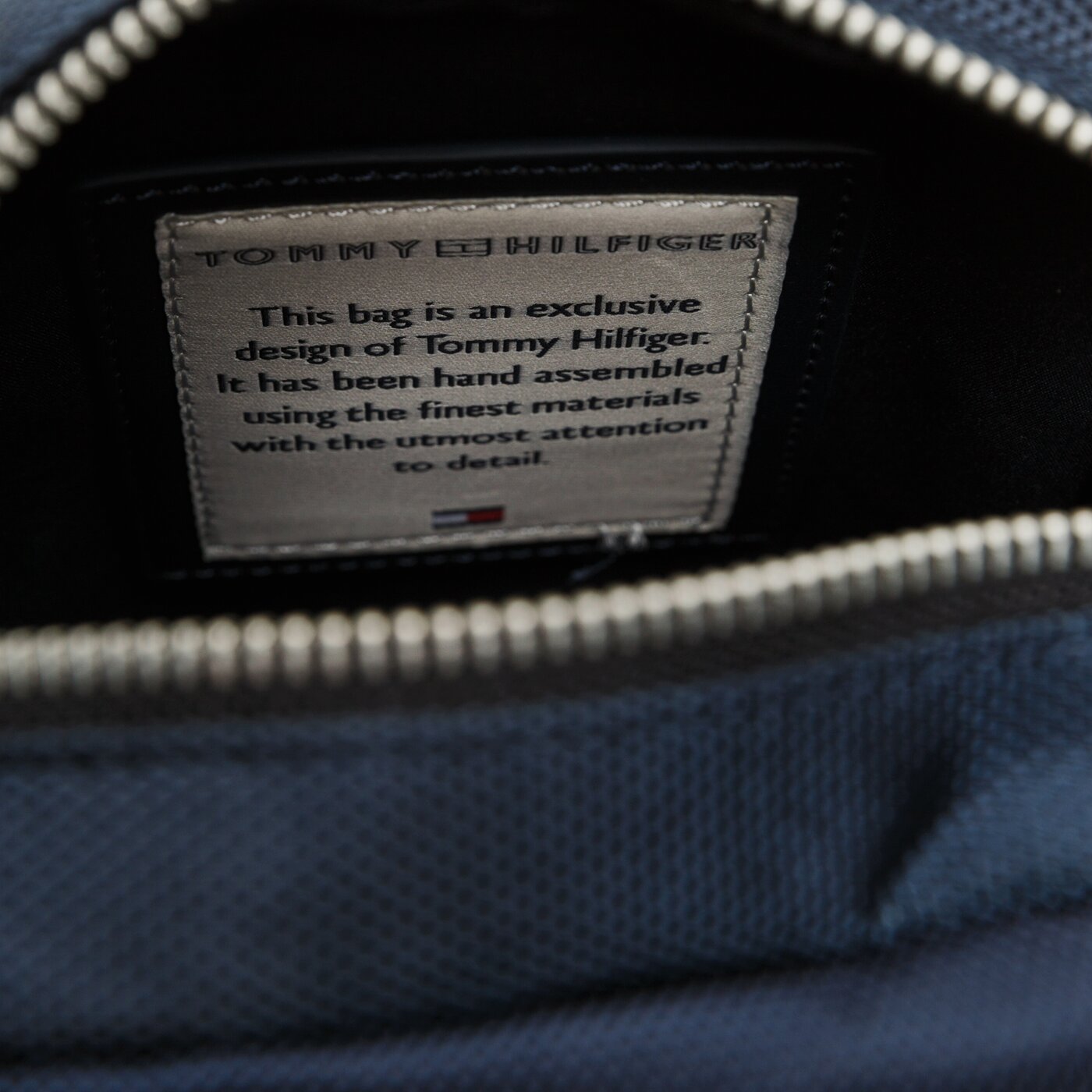 TOMMY HILFIGER TORBA NYLON MIX MINI REPORTER am0am04765413 kolor granatowy