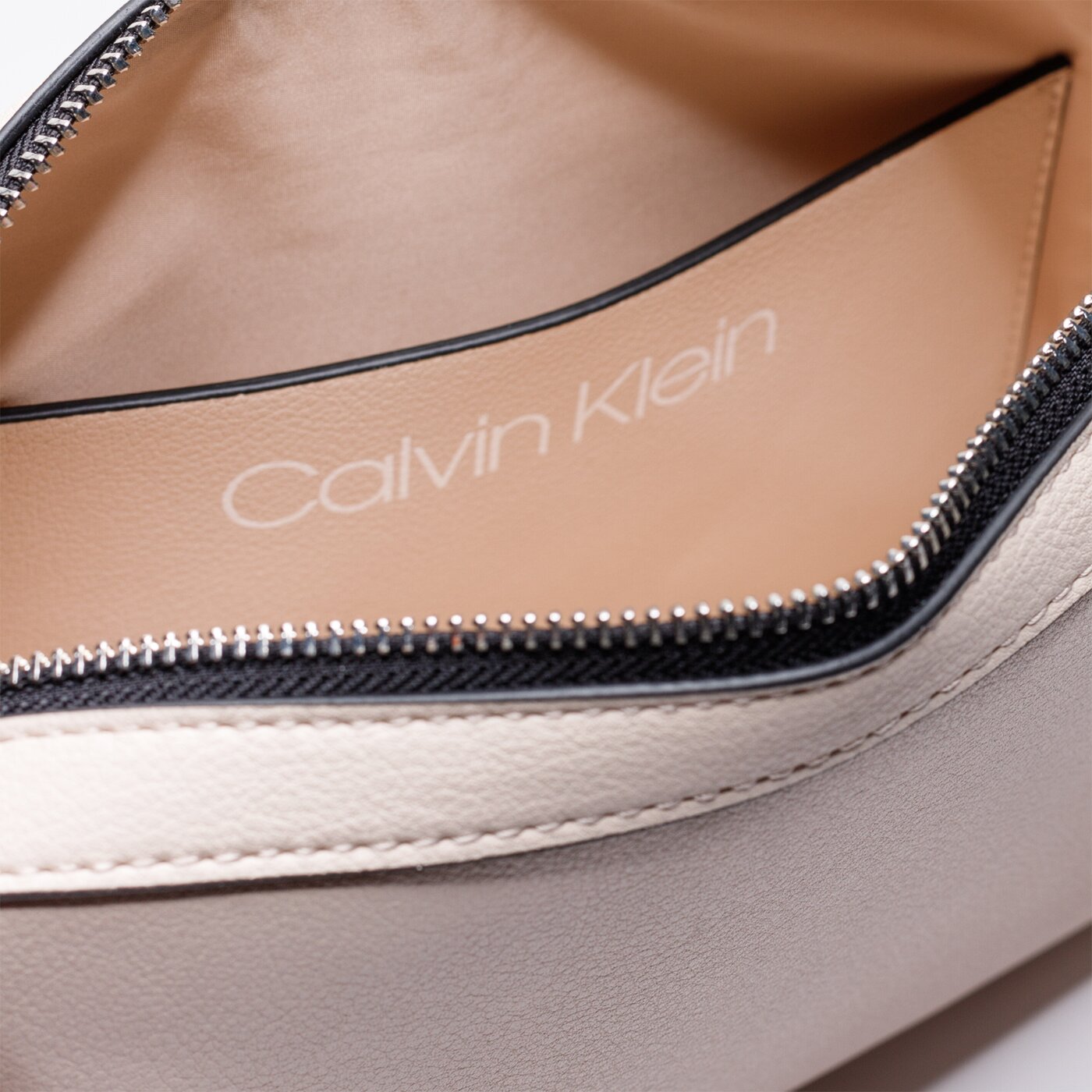 Damska torebka CALVIN KLEIN TOREBKA CK MUST EW CROSSBODY k60k606666vhb kolor beżowy