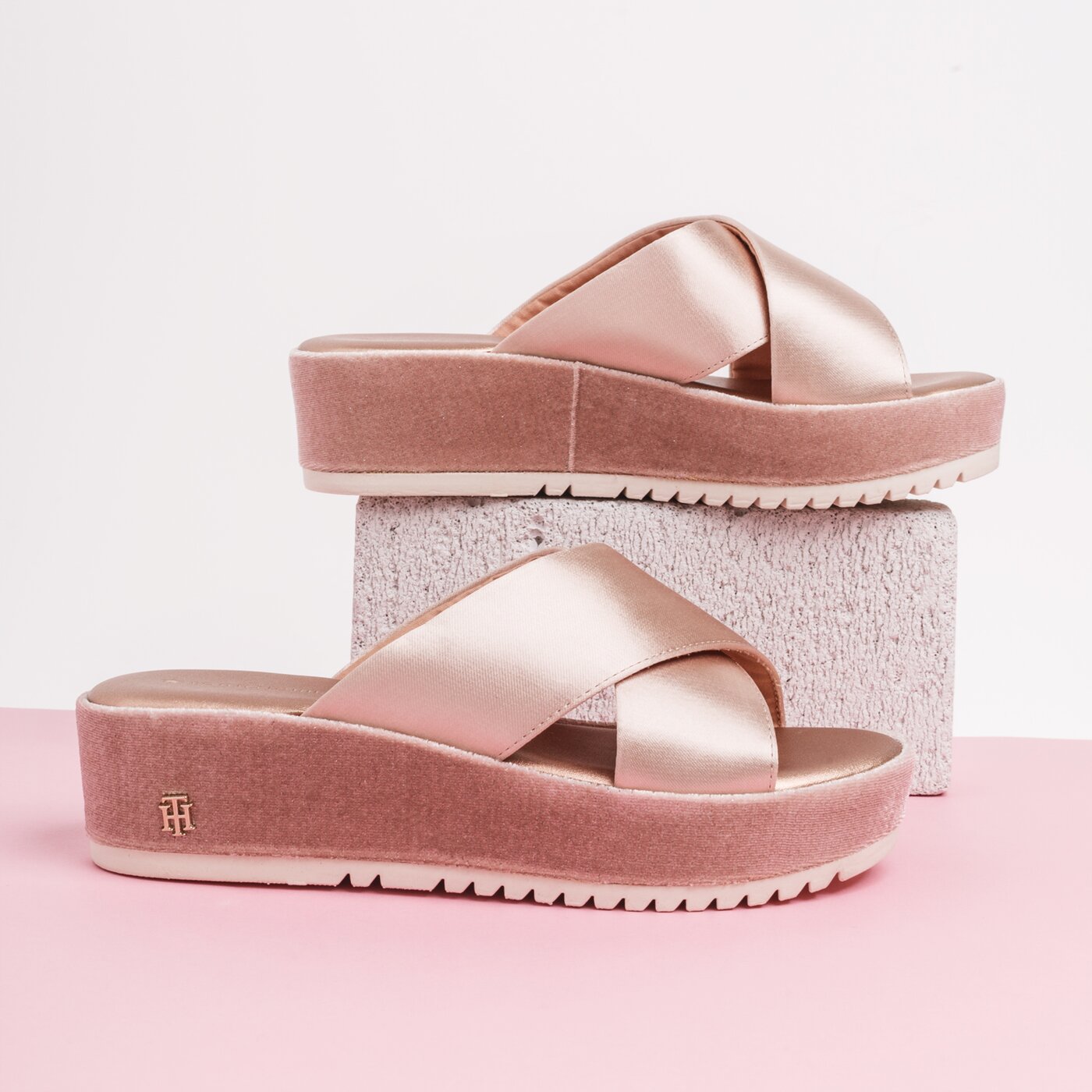 Damskie klapki TOMMY HILFIGER INT JEMILIA 4D SATIN ELEVATED MULE SANDAL fw0fw03842716 kolor beżowy