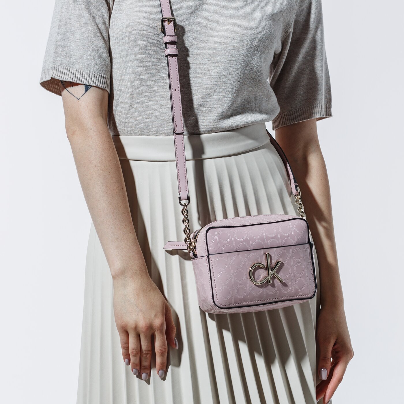 Damska torebka CALVIN KLEIN TOREBKA RE-LOCK EM CAMERA BAG k60k606779vfm kolor różowy