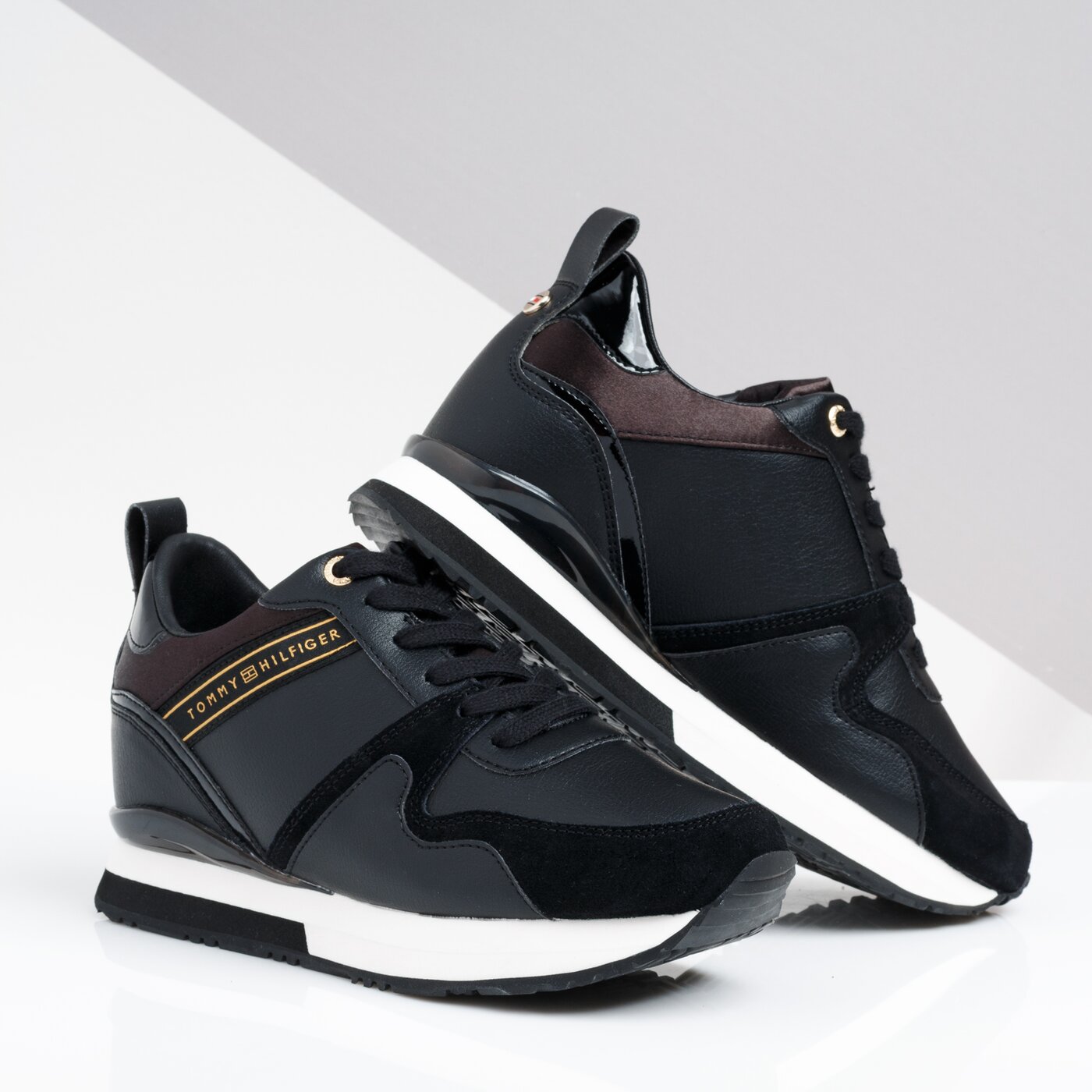 Damskie sneakersy (buty) TOMMY HILFIGER IRIDESCENT WEDGE SNEAKER fw0fw04130990 kolor czarny