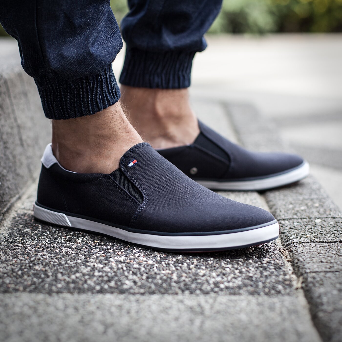 Męskie trampki TOMMY HILFIGER HARLOW 2D fm56820903403 kolor granatowy