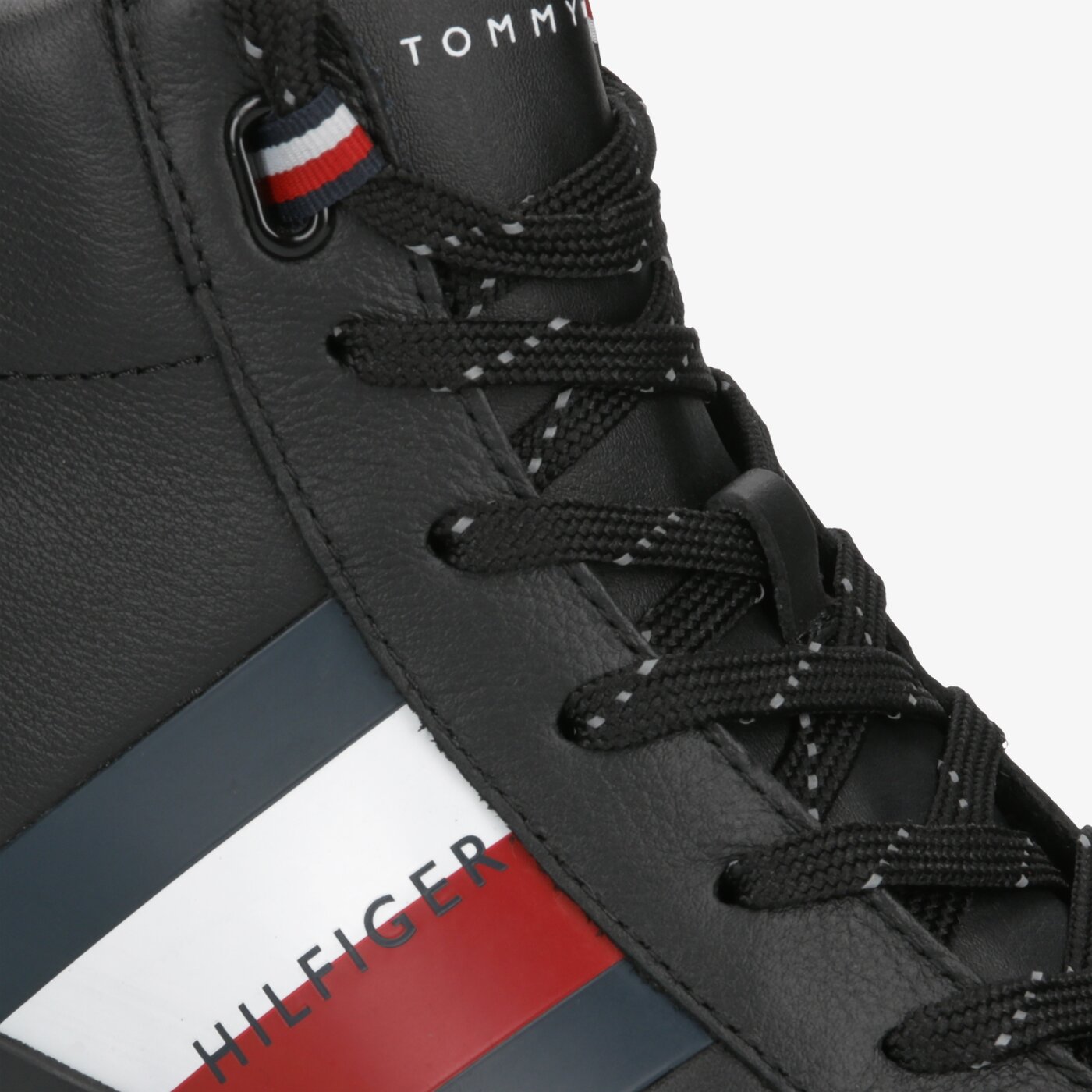 Męskie trampki TOMMY HILFIGER FLAG DETAIL LEATHER SNEAKER HIGH fm0fm02371990 kolor czarny