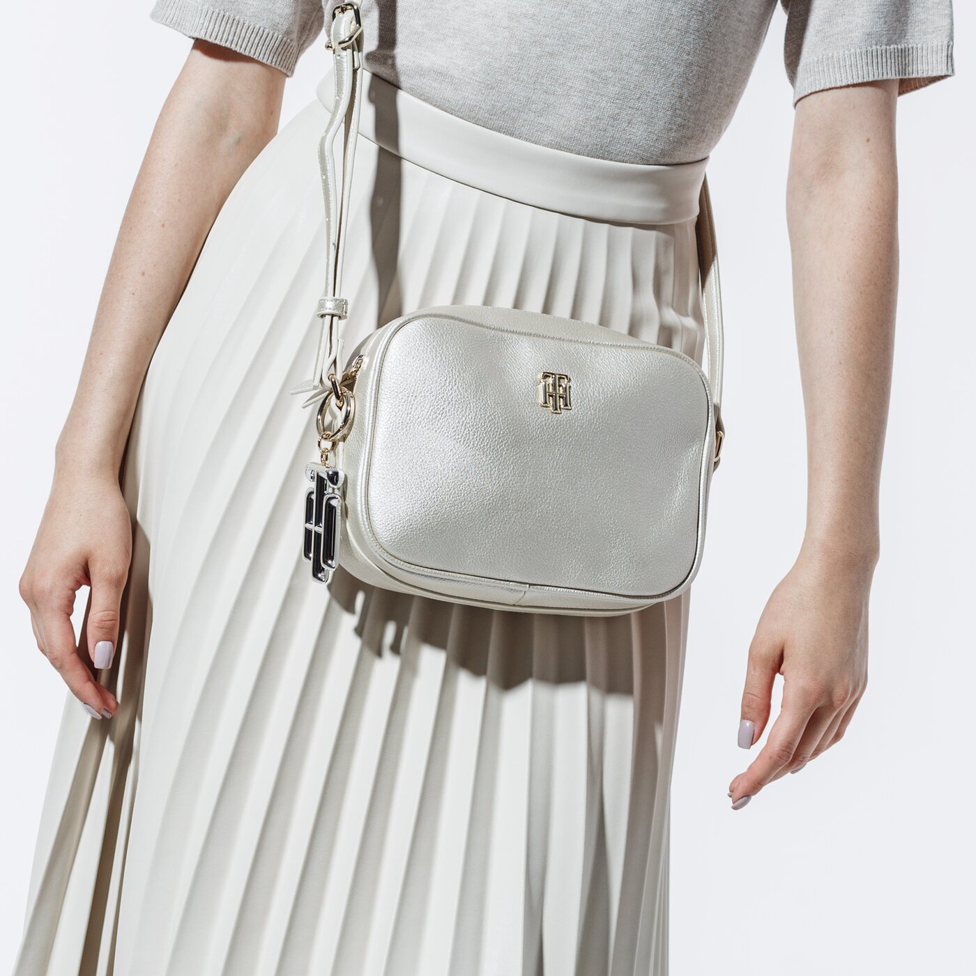 Damska torebka TOMMY HILFIGER TOREBKA CHIC CAMERA BAG METALLIC aw0aw083140k5 kolor srebrny