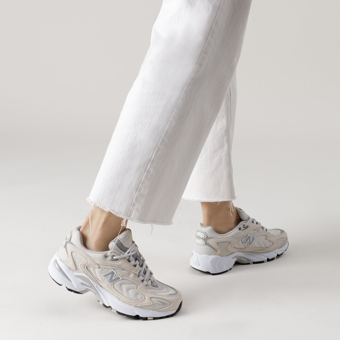 Damskie sneakersy (buty) NEW BALANCE 725  ml725g kolor beżowy