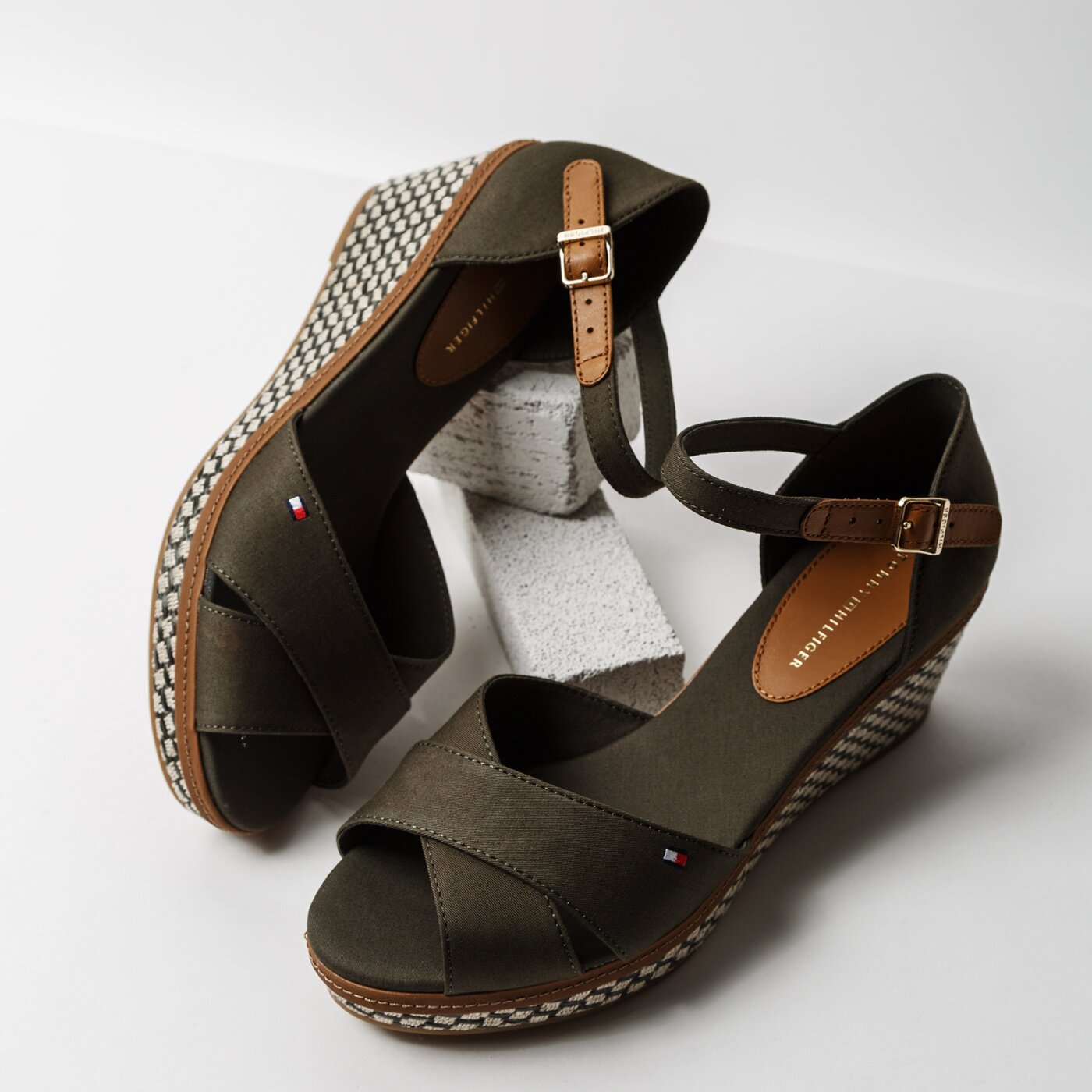 Damskie sandały TOMMY HILFIGER ICONIC ELBA SANDAL BASIC fw0fw02648010 kolor khaki