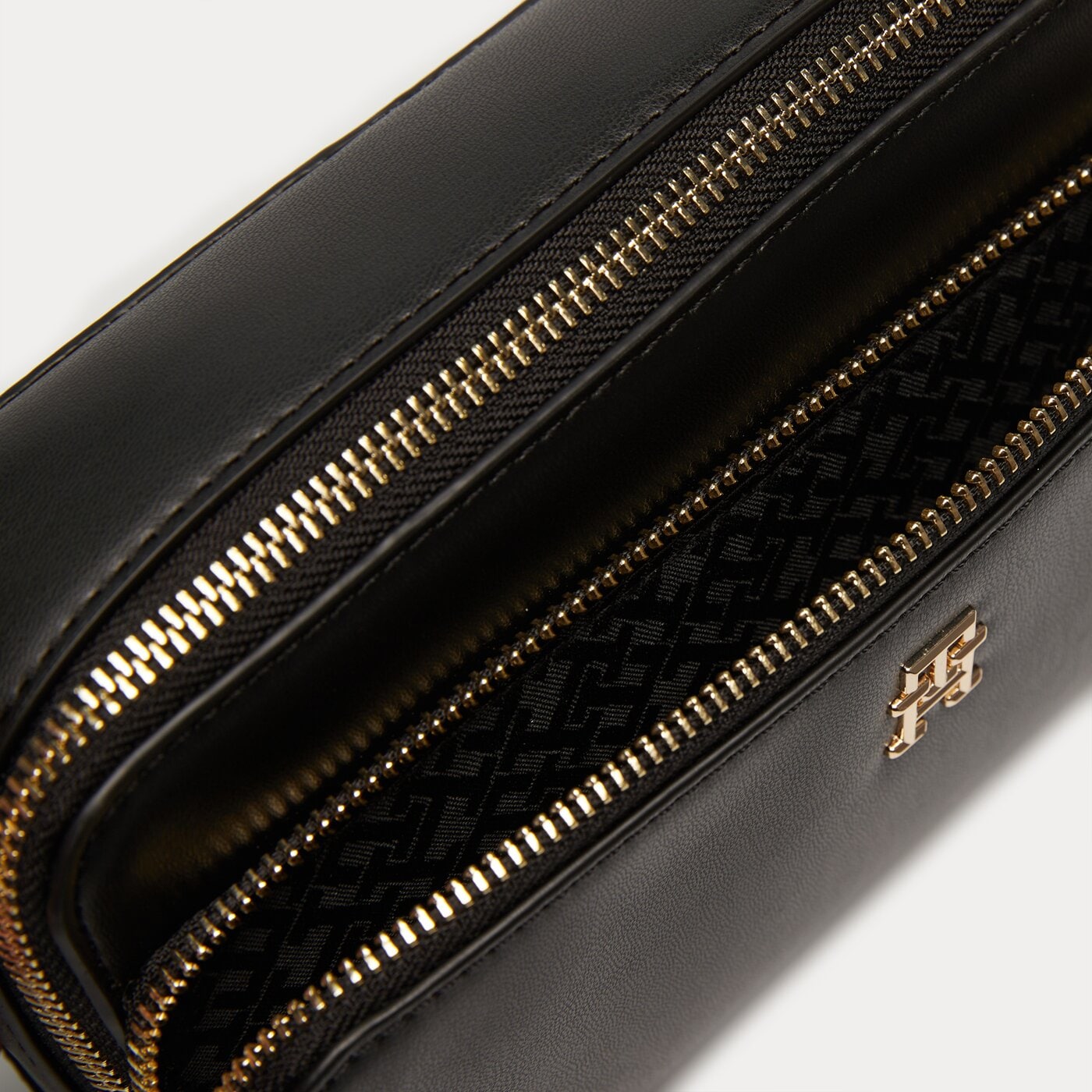 Damska torebka TOMMY HILFIGER TOREBKA ICONIC TOMMY CAMERA BAG SOLID aw0aw15207bds kolor czarny