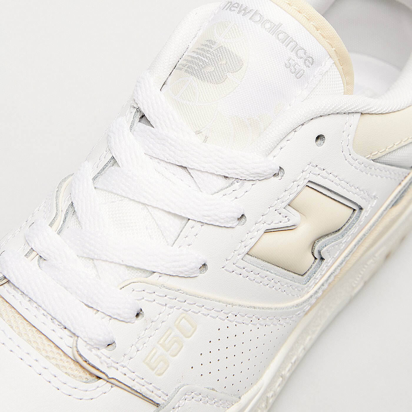 Damskie sneakersy (buty) NEW BALANCE 550  bbw550bk kolor biały