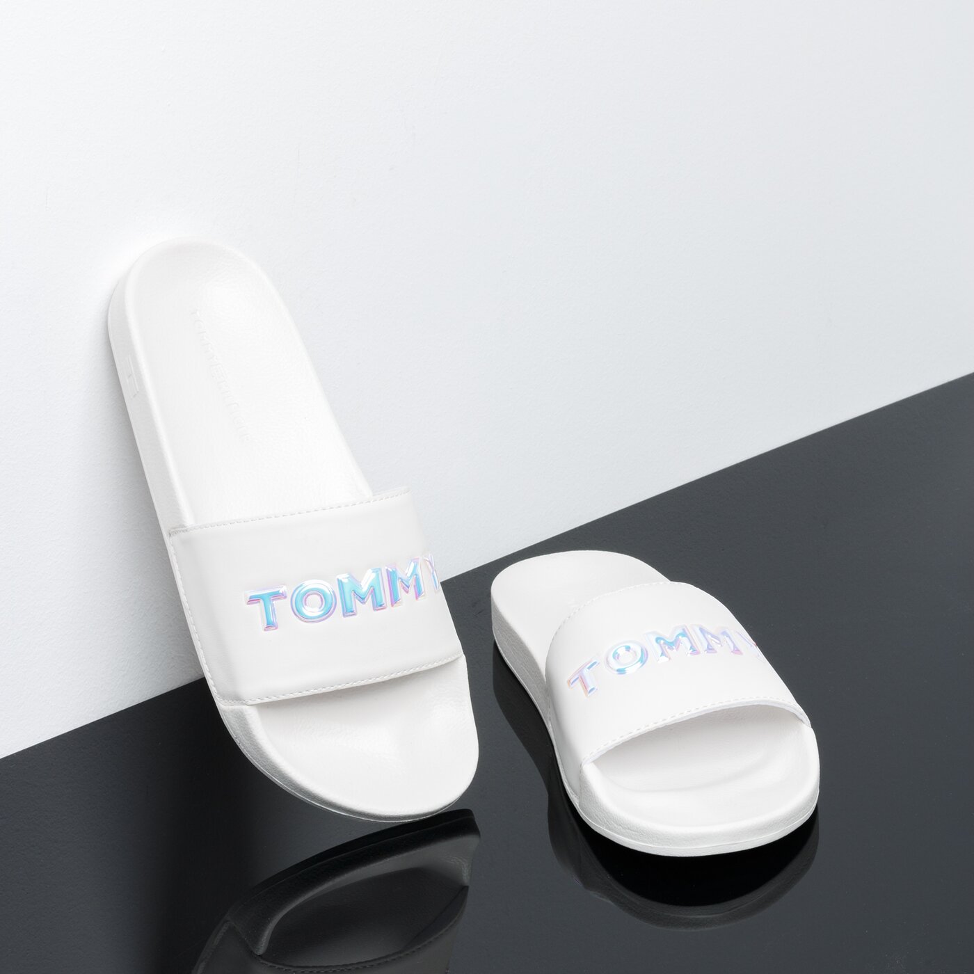 Damskie klapki TOMMY HILFIGER IRIDESCENT DETAIL POOL SLIDE fw0fw04237121 kolor biały