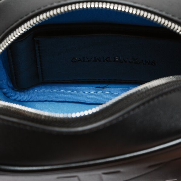 Damska torebka CALVIN KLEIN TOREBKA SCULPTED MONOGRAM CAMERA BAG k60k605524001 kolor czarny