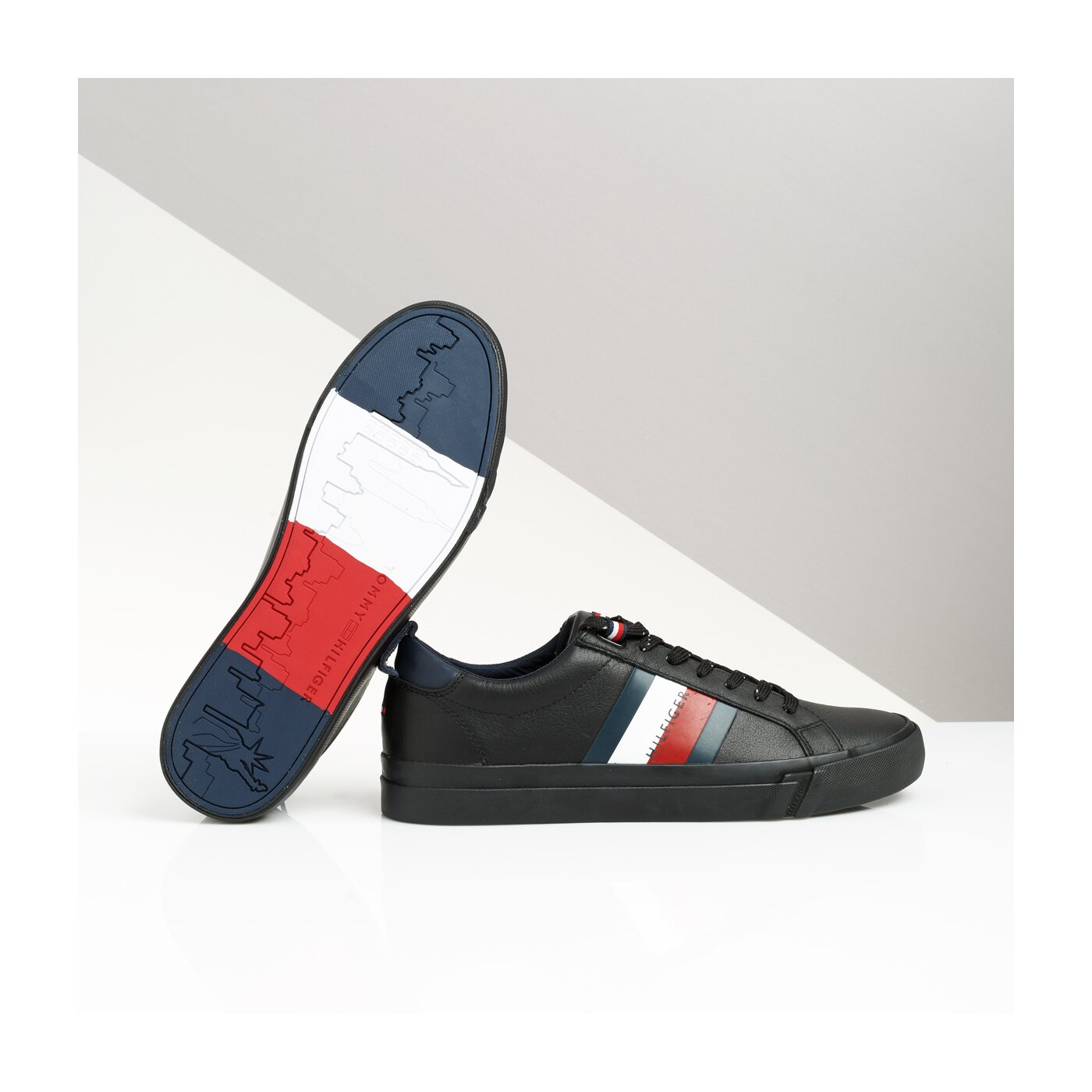 Męskie trampki TOMMY HILFIGER FLAG DETAIL LEATHER SNEAKER fm0fm02576bds kolor czarny