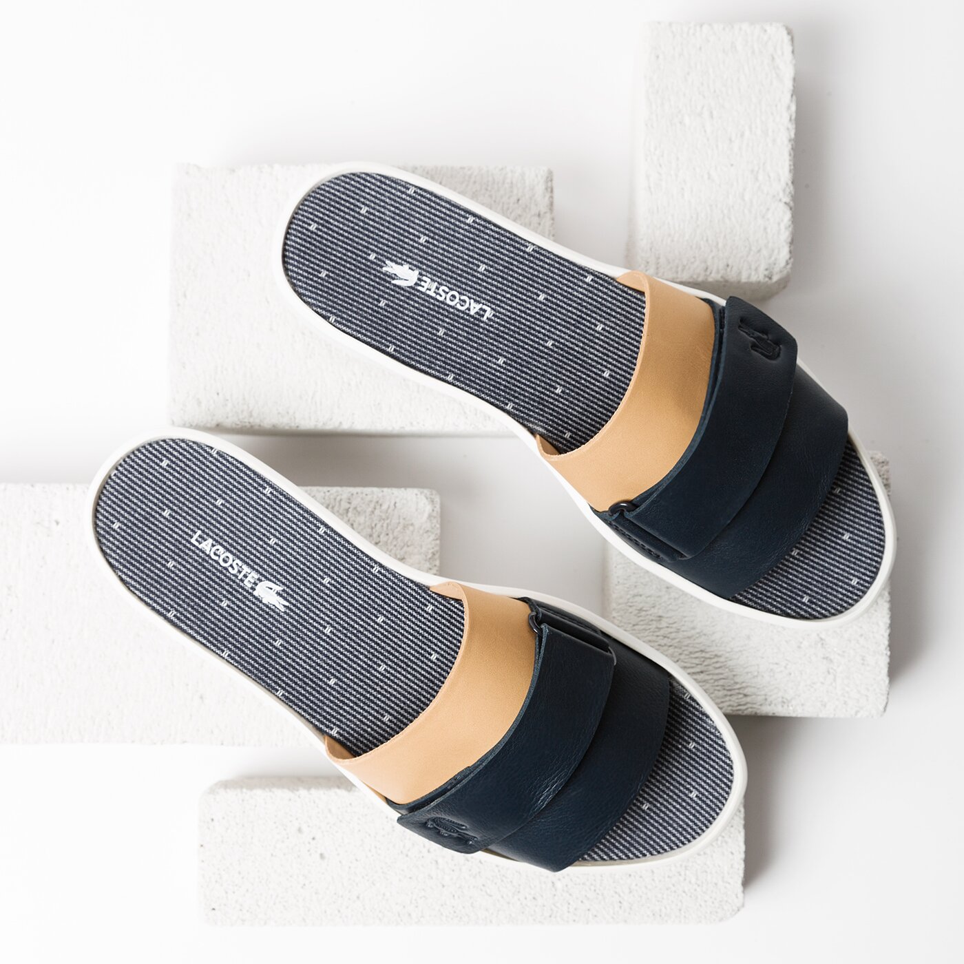 Damskie klapki LACOSTE PIRLE SLIDE 118 1 735caw0051nn2 kolor granatowy