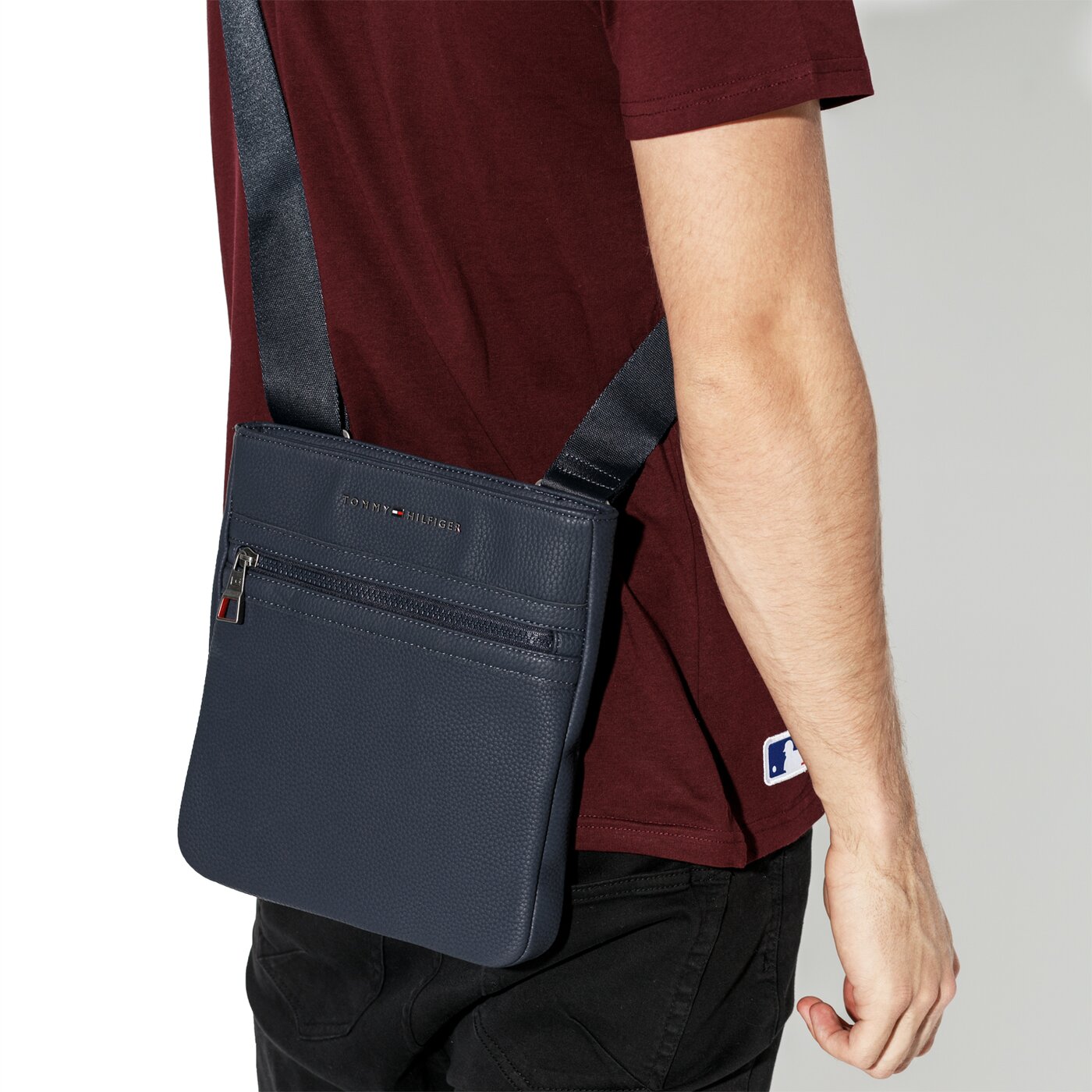 TOMMY HILFIGER TORBA ESSENTIAL CROSSOVER II am0am03902413 kolor granatowy